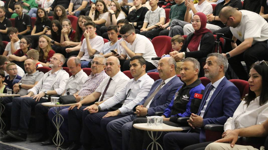 Türkiye'nin ilk astronotu Gezeravcı Eskişehir'de öğrencilerle buluştu - Resim: 14